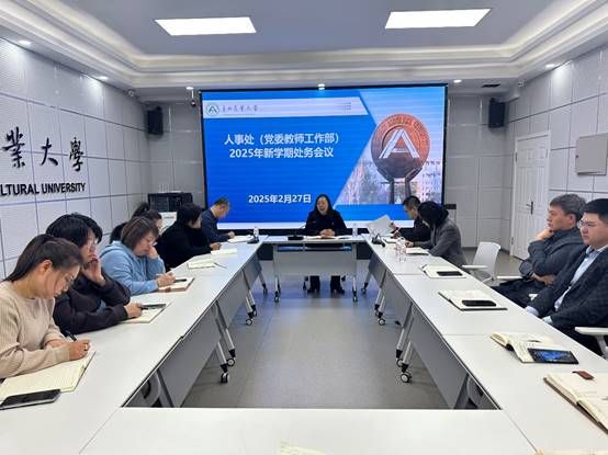 人们在看台上的人在房间里 AI 生成的内容可能不正确。